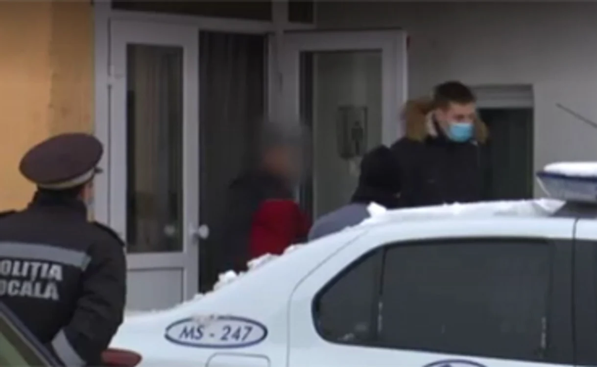 Femeia (42 de ani) a fost reținută de polițiști sub acuzațiile de omor calificat și profanare de cadavre