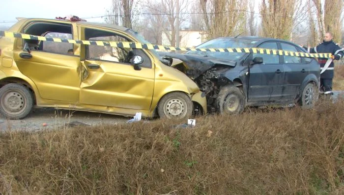 
    Ce a mai rămas din maşinile implicate în accident (Foto: Adevărul de Seară Tulcea)  