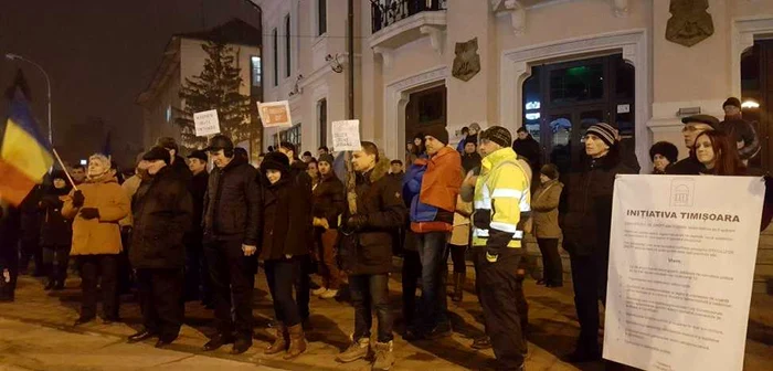 La începutul protestului circa 100 de persoane s-au adunat în faţa Teatrului Tineretului