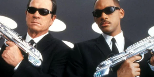 Tommy Lee Jones (stânga) şi Will Smith, în „Men In Black“