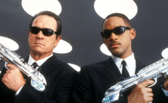 Tommy Lee Jones (stânga) şi Will Smith, în „Men In Black“