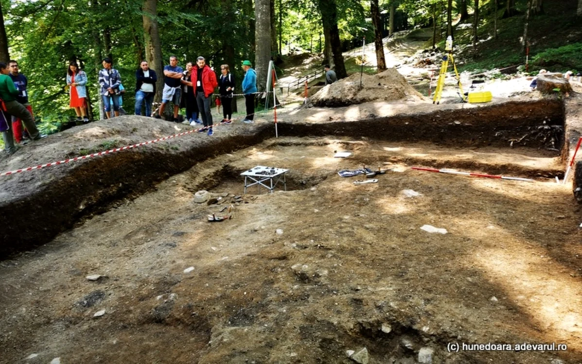 Lucrări arheologice în zona templului de pe terasa a IX-a. FOTO: Daniel Guţă. ADEVĂRUL.