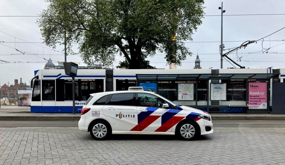 Cinci escroci români, arestați în Olanda. Unul dintre ei a convins o femeie să-i umple rezervorul după ce s-a dat drept om de afacei din Dubai