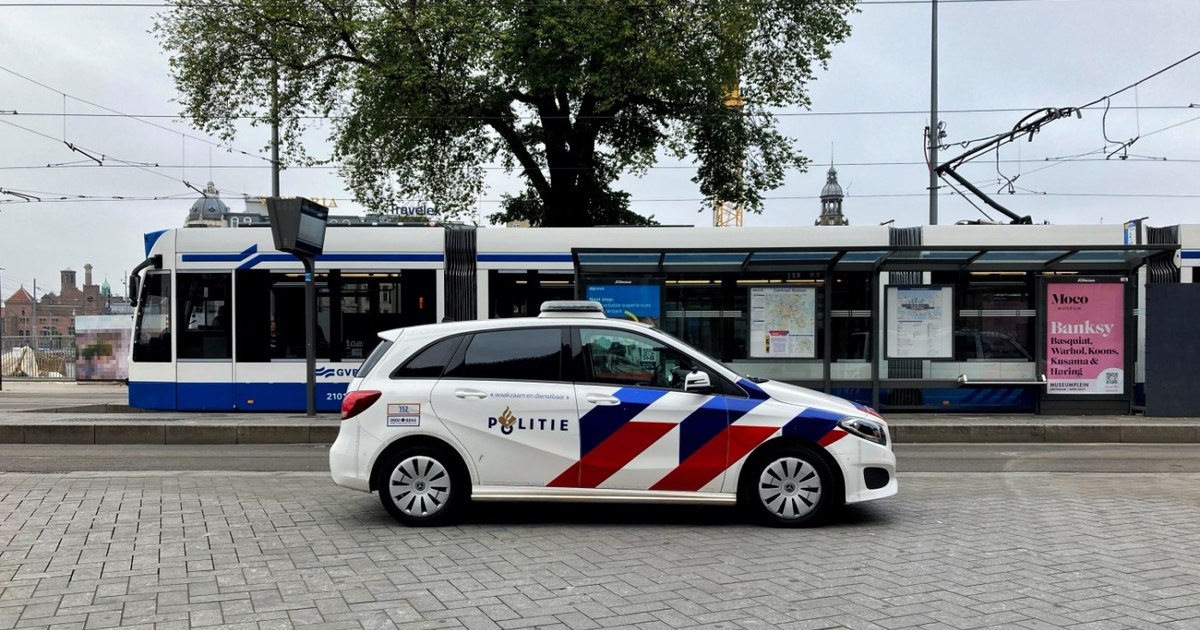 Cinci escroci români, arestați în Olanda. Unul dintre ei a convins o femeie să-i umple rezervorul după ce s-a dat drept om de afacei din Dubai