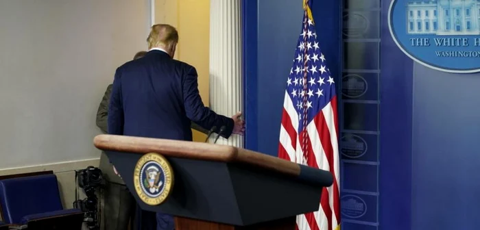 Donald Trump plecând de la o conferinţă de presă la Casa Albă FOTO EPA-EFE