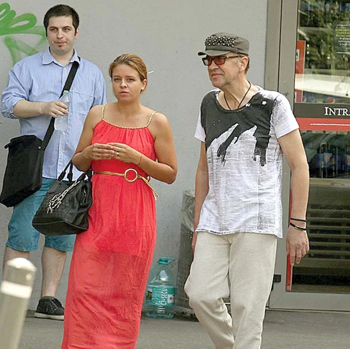 11 august: Click! l-a surprins pe Gabi, alături de fiica sa cea mare, la plimbare. Era încă foarte slăbit