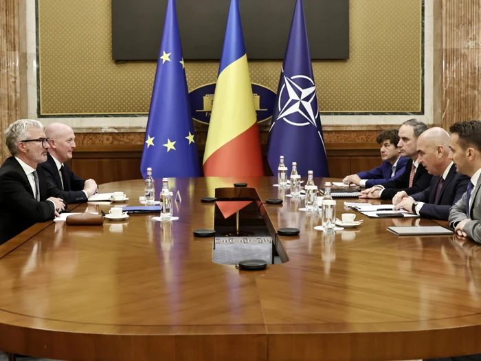 Ilie Bolojan discutând cu o delegație a agenției de rating Moody’s/FOTO: Gov.ro