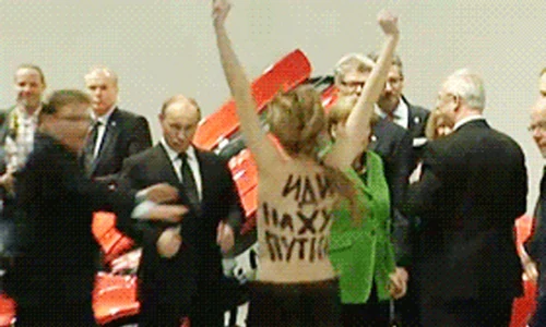 Putin era pregătit să apuce sânii fetei  N a reuşit  Un an mai târziu, în 2014, s a consolat cu Crimeea jpeg