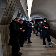 Ruși care își folosesc telefoanele în timp ce așteaptă metroul FOTO AFP