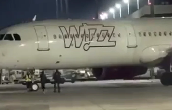 Pasagerii fug după avion FOTO: Captura video