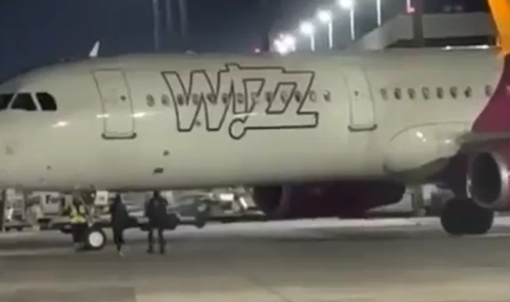 Precedent periculos creat de doi pasageri români: britanicii fug și ei pe pistă aeroportului din Koln