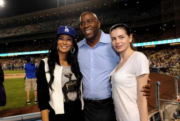 
    Monica Gabor, cu Magic Johnson la un meci de baseball al echipei LA Dodgers. (Foto: ADPM)  