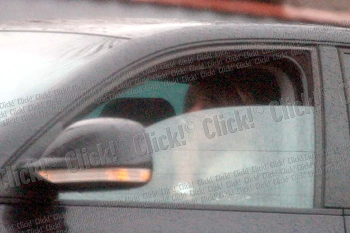 Cu plicul în care erau rezultatele analizelor, Delia a ieşit din clinica privată nu tocmai fericită. Cu toate acestea, spune că starea ei de sănătate este foarte bună (FOTOGRAFII: SORIN PUIU)