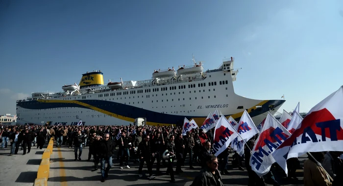 Valul acţiunilor de protest pare departe de a fi depăşit: marinarii greci au prelungit greva.   FOTO: Reuters