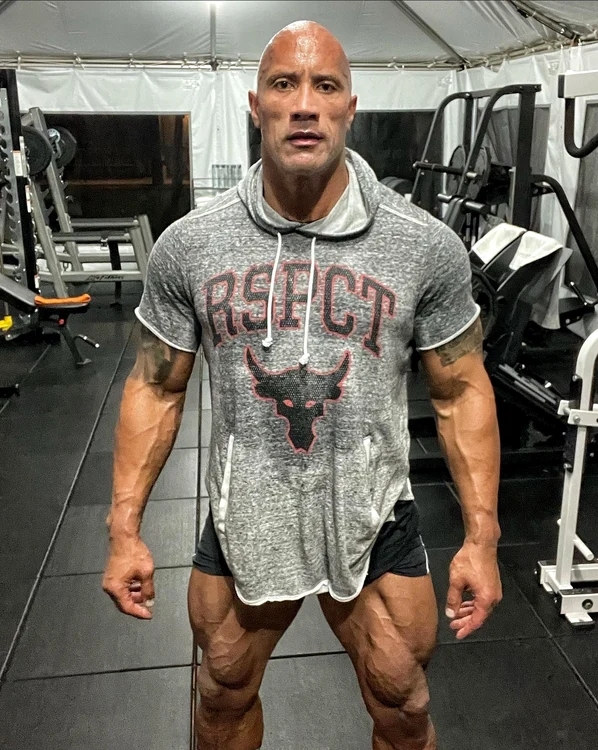 
    Dwayne Johnson a înfluecat pe nerăsuflate doi cheeseburgeri uriași și două porții de cartofi prăjițifoto: Instagram  