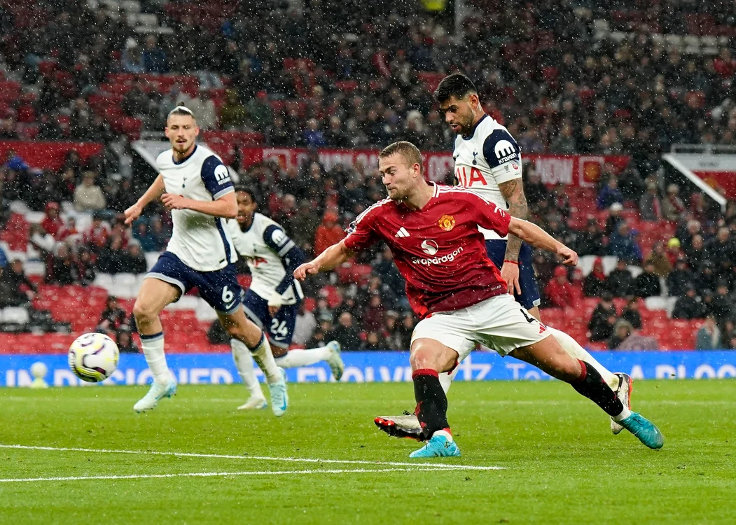 Echipa lui Radu Drăgușin a umilit Manchester United FOTO Profimedia