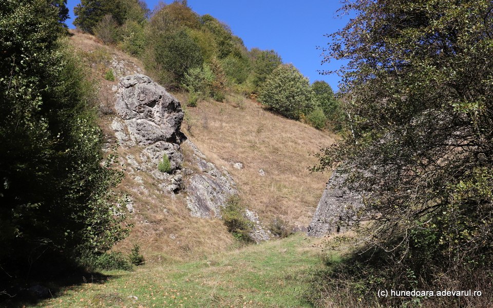 Drumul secret din munți, vegheat de sfincși. Poteca duce spre satul unde se ascundeau cei mai temuți haiduci