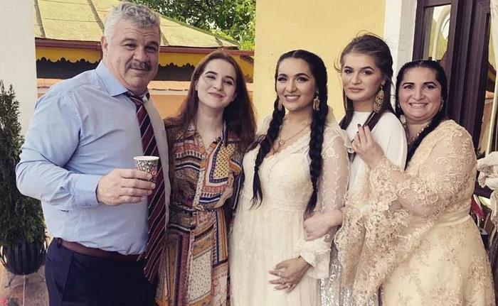 Alături de părinţi şi de cele două surori. Foto: Arhivă personală