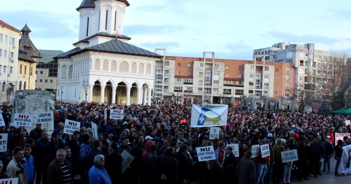 La miting au participat 2000 de manifestanţi, deşi se anunţase participarea a 10.000 de protestatari