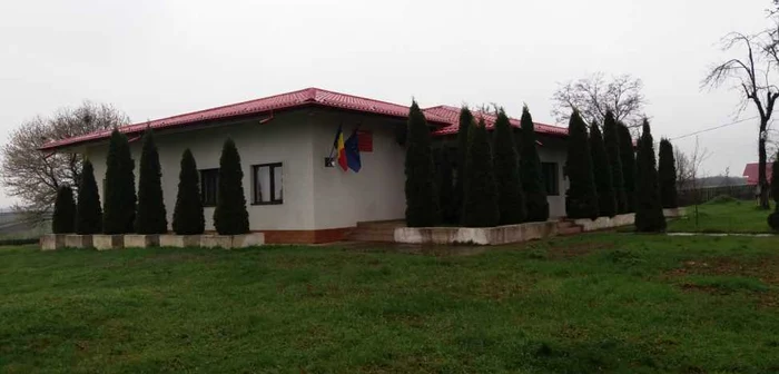 Şcoala din Uideşti, în care s-au investit 200.000 de euro stă cu lacătul pe uşă. FOTO Dănuţ Zuzeac