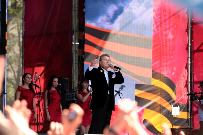 Cântăreţii ruşi Iosif
Kobzon şi Lev Leşcenko au cântat în Piaţa Marii Adunări Naţionale. FOTO Dumitru Goncear