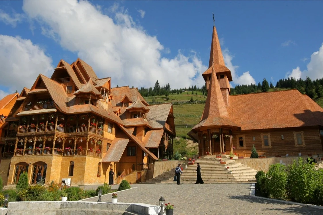 Complexul monahal și turistic de la Dorna Arini - SURSA Arhiva Adevărul