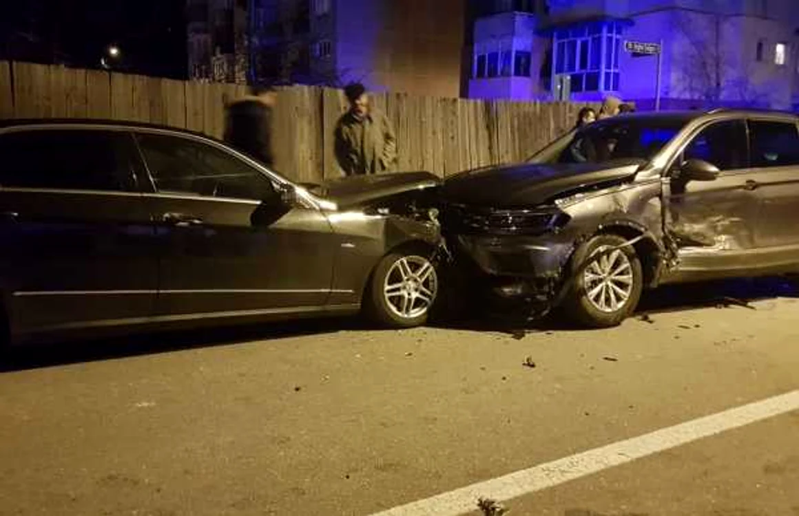 Autoturismul din dreapta (foto) nu a acordat prioritate de trecere