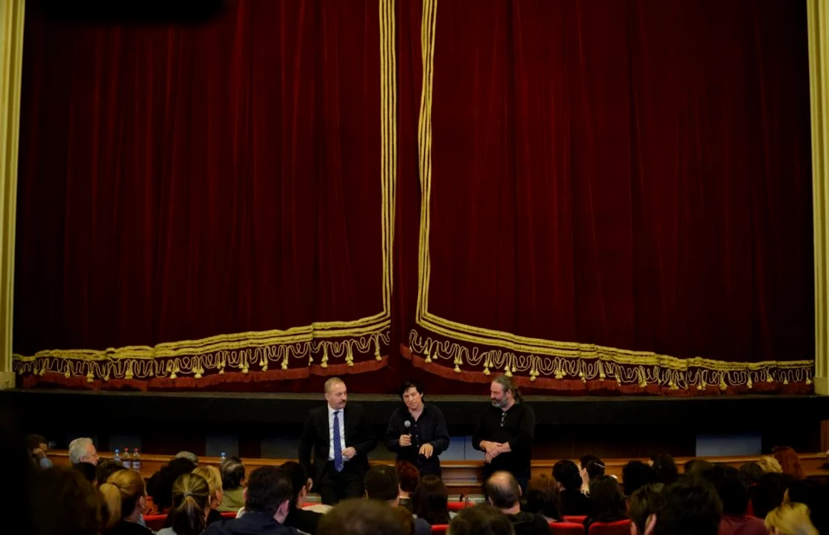 Vicepremierul Vasile Dîncu a participat, astăzi, la Opera Naţională, la o întâlnire cu protestatarii din ambele tabere     FOTOGRAFII: Mediafax