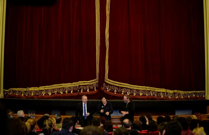 Vicepremierul Vasile Dîncu a participat, astăzi, la Opera Naţională, la o întâlnire cu protestatarii din ambele tabere FOTOGRAFII: Mediafax