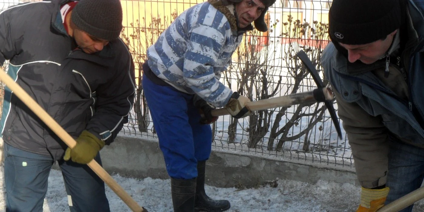 Persoanele private de libertate au ieşit la deszăpezit FOTO Arhivă Adevărul