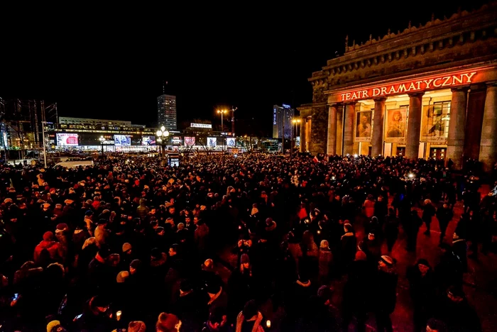 Mii de polonezi îi aduc un omagiu primarului Gdanskului FOTO Filip Klimaszewski / Twitter