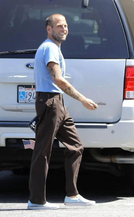 Jonah Hill dă cărți de vizită fanilor / foto: arhiva