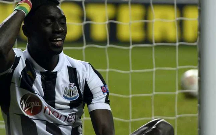 Cisse n-a avut probleme sezonul trecut să poarte pe piept numele unei alte companii, din domeniul bancar. FOTO: Reuters