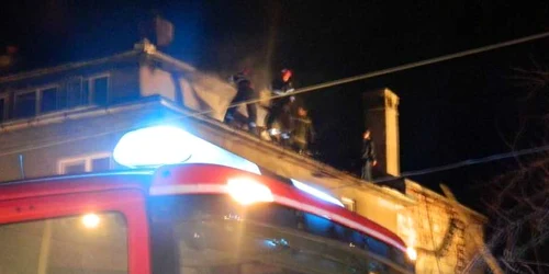 Incendiul a izbucnit la acoperişul casei Foto. newsbv.ro