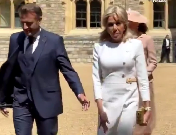 Brigitte a evitat, din nou, să-l țină de mână pe Emmanuel Macron FOTO: Captură video