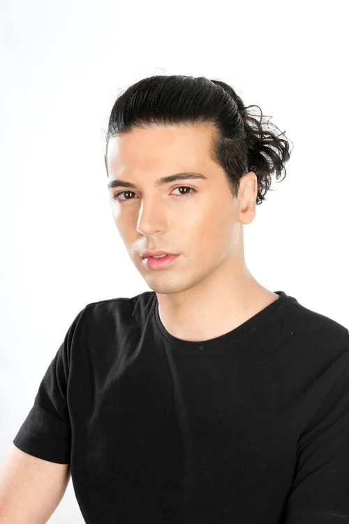 Radhu canta latino
