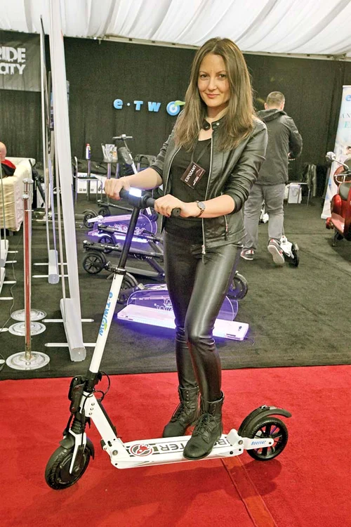 Salonul Auto Moto s-a deschis ieri, în Capitală, şi îi aşteaptă pe pasionaţi cu o paradă moto, maşini tunate şi fete frumoase