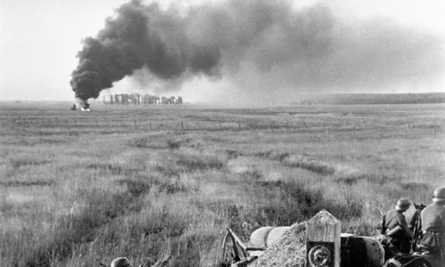 Trupe germane trecând frontiera sovietică, după declanșarea Operațiunii Barbarossa. Fotografie de Johannes Hähle (© Wikimedia Commons)