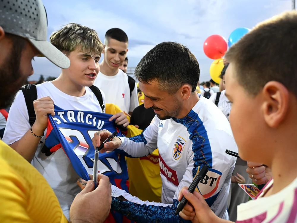 Nicolae Stanciu s-a întâlnit cu fanii după ce a venit în cantonamentul naționalei