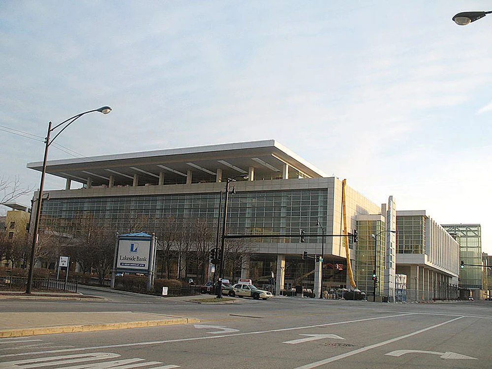 Păsările se lovesc de pereţii din sticlă ai centrului McCormick Place. SURSĂ FOTO: WIKIPEDIA