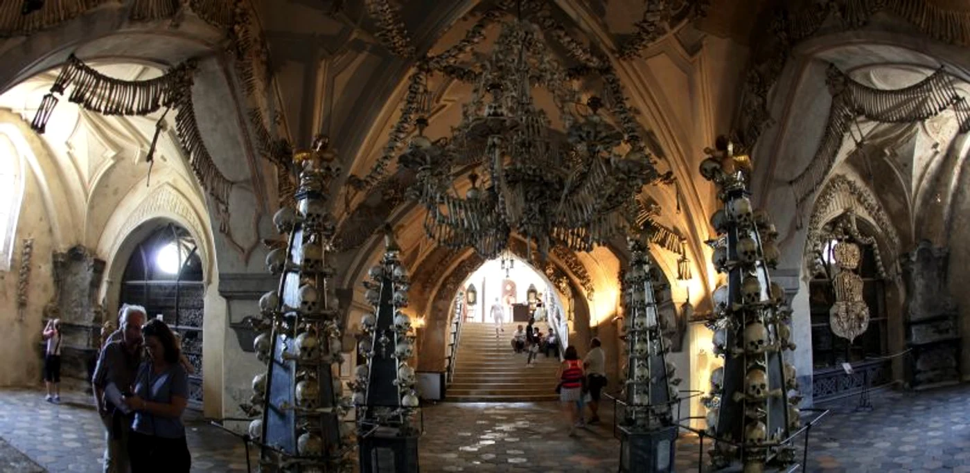 Biserica de la Sedlec este decorată cu oase umane FOTO: Reuters