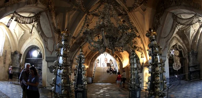 Biserica de la Sedlec este decorată cu oase umane FOTO: Reuters