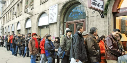 La Librăria „Adevărul“ din Bucureşti, coada s-a întins până în Bulevardul Magheru 