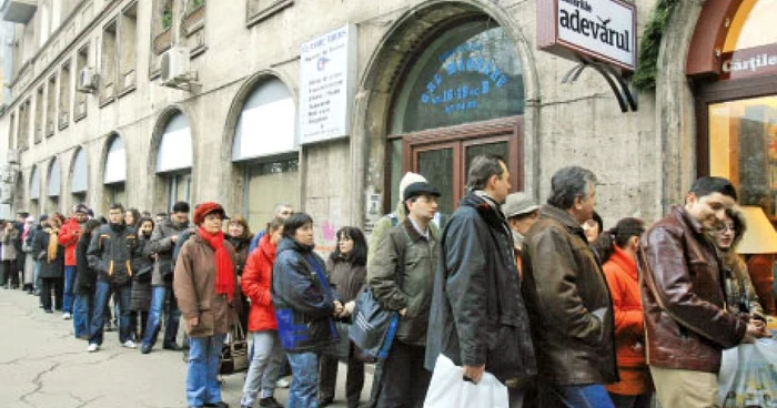 La Librăria „Adevărul“ din Bucureşti, coada s-a întins până în Bulevardul Magheru