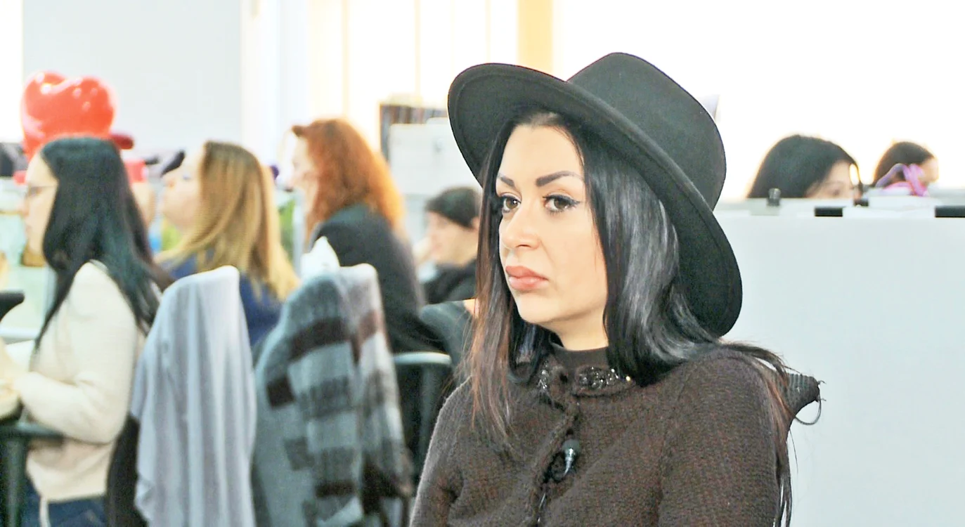 
    Denisa a fost “reparată” în  numai 10 minute de medicul  estetician Călin Doboş   