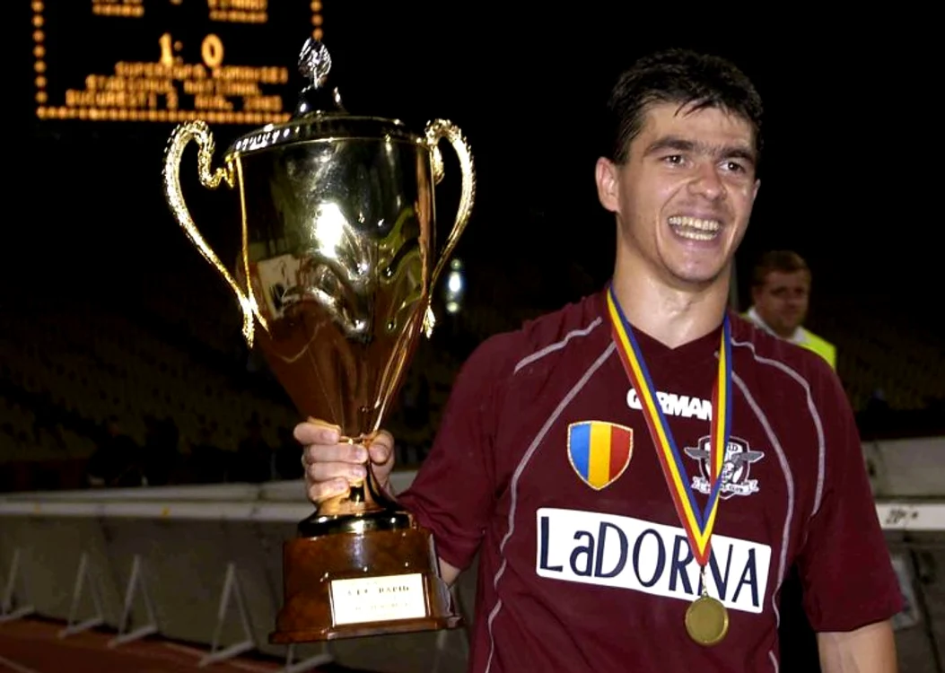 Robert Niță cu Supercupa României, câștigată de Rapid în 2003 prin golul lui (FOTO: Mediafax)