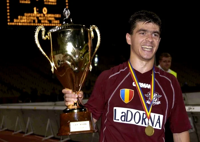 Robert Niță cu Supercupa României, câștigată de Rapid în 2003 prin golul lui (FOTO: Mediafax)