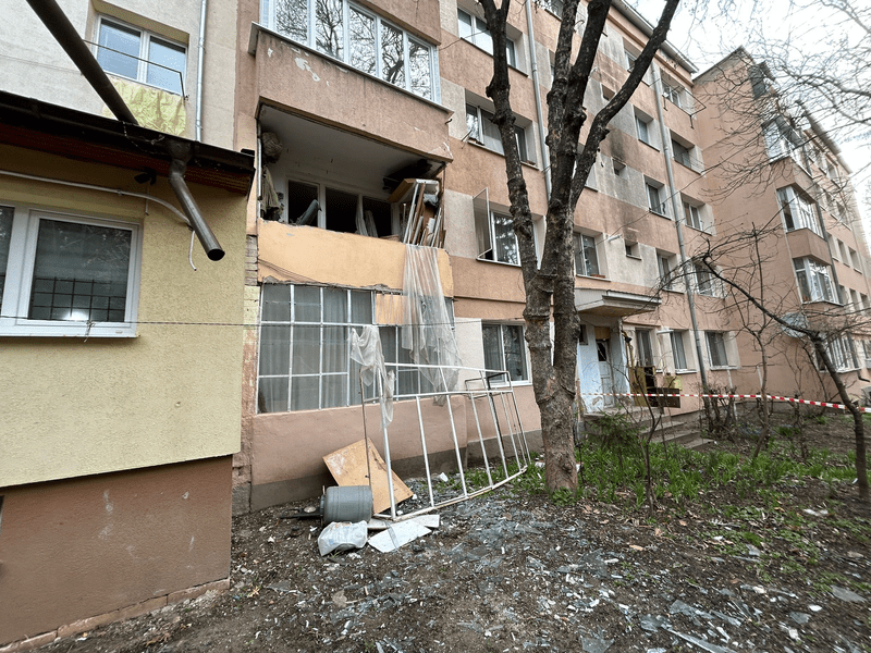 Cauza exploziei de la Suceava. Bătrânul în apartamentul căruia s-a produs deflagrația se încălzea la aragaz pentru că era mai ieftin 