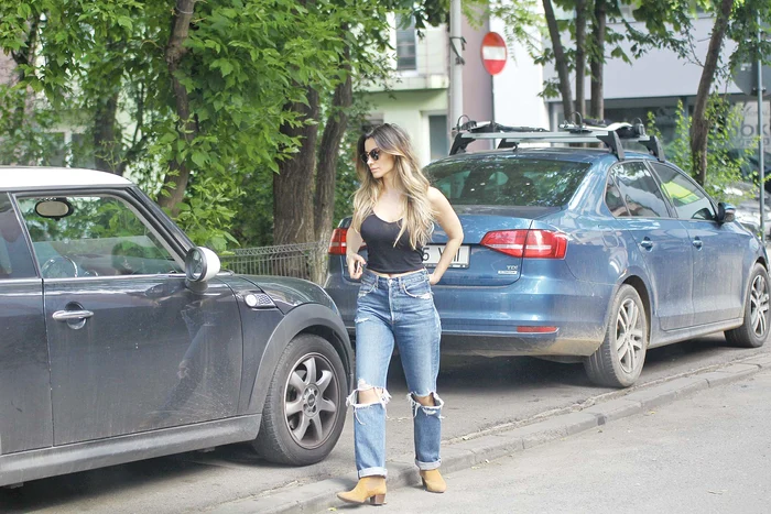 Cu blugii sfâșiați și cu maieul deasupra buricului, Lili arată ca o puștoaică