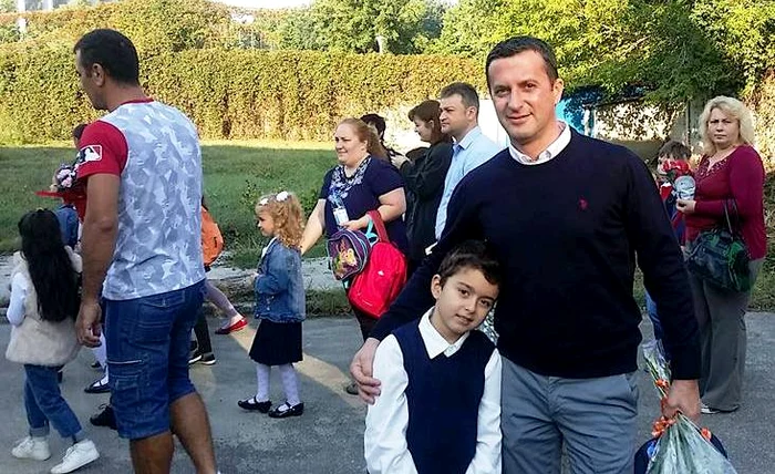 
    Codruț Kegheș, alături de fiul său în prima zi de școalăfoto: arhiva personală  